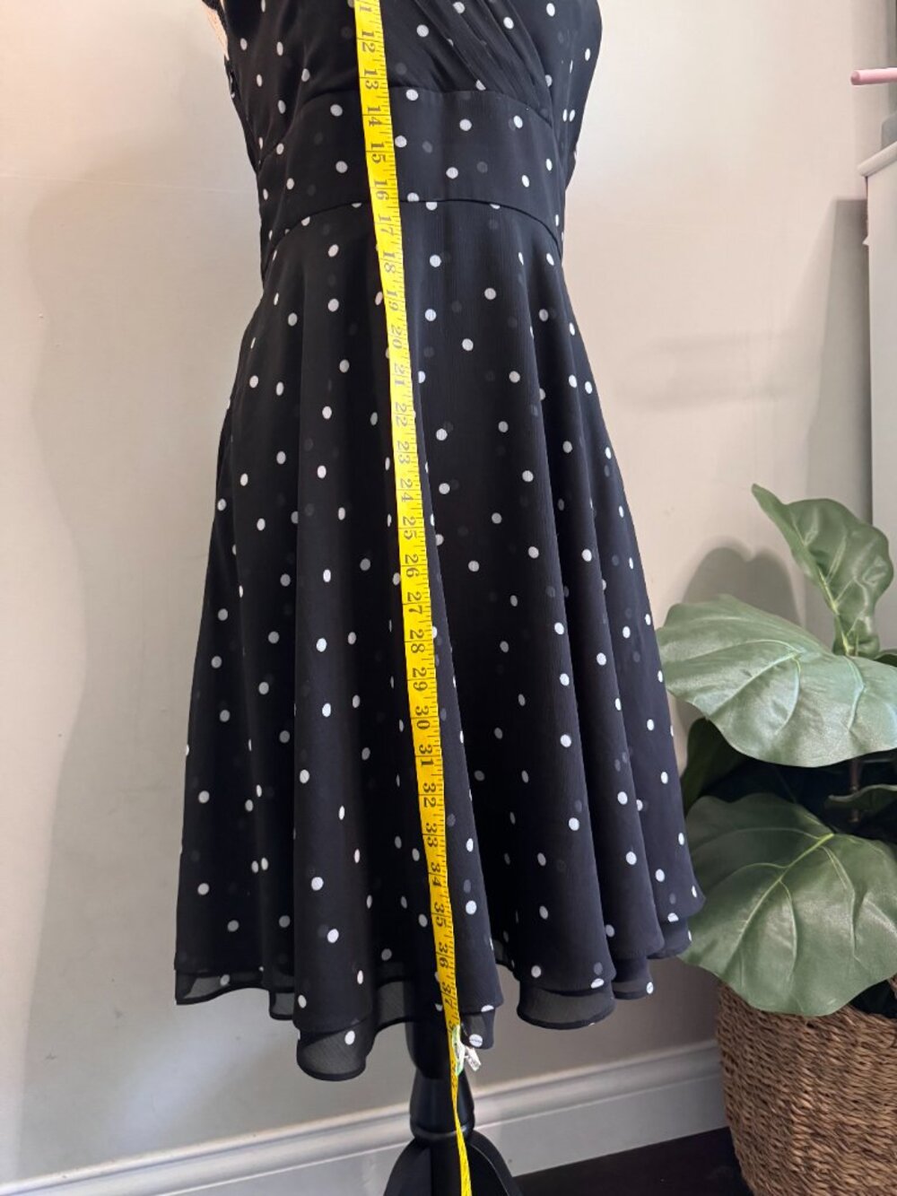 White House Black Market Polka Dot Dress Size 6 Black Fit & Flare V Neck Sleevel - Picture 5 of 8